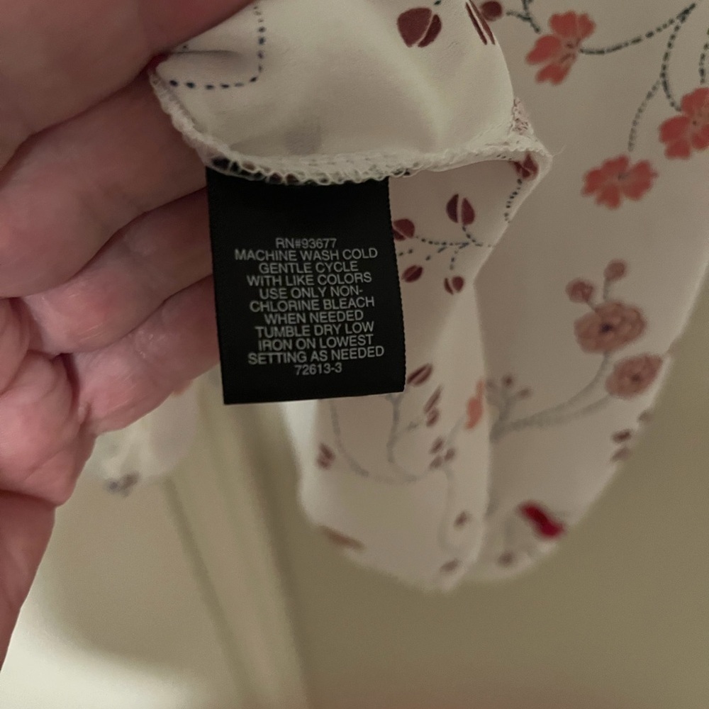 Liz Claiborne Large Floral Blouse White Long Sleeve Gold Button Accent Top - Picture 8 of 9